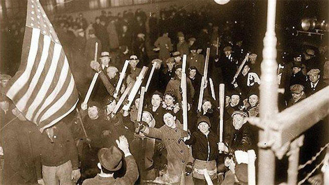 Imagen de la célebre gran huelga de General Motors en Flint el año 1936. Entonces ganaron los trabajadores.