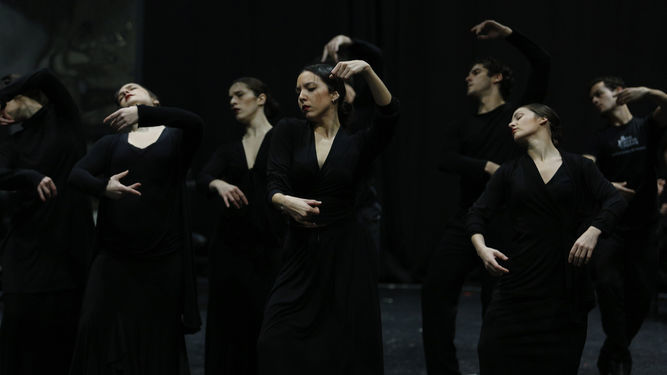 El renovado cuerpo de baile del Ballet Flamenco de Andalucía en un momento del ensayo.