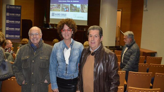 El delegado de Madre Coraje, Jaime Rocha, con Pilar de Sobrino y Ernesto Pérez Díaz-Alersi.
