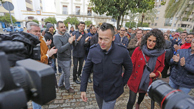 Juan Cadenas llega, acompañado de su mujer, al juicio en jerez contra sus agresores.