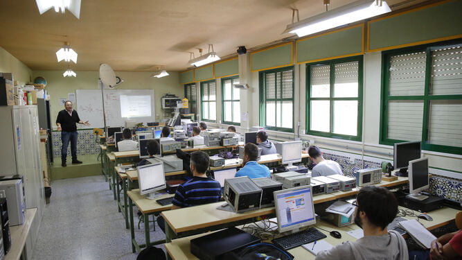Alumnos del ciclo de formación profesional dual en Sistemas de Comunicaciones e Informáticos, en el instituto Martín de Aldehuela de Málaga.