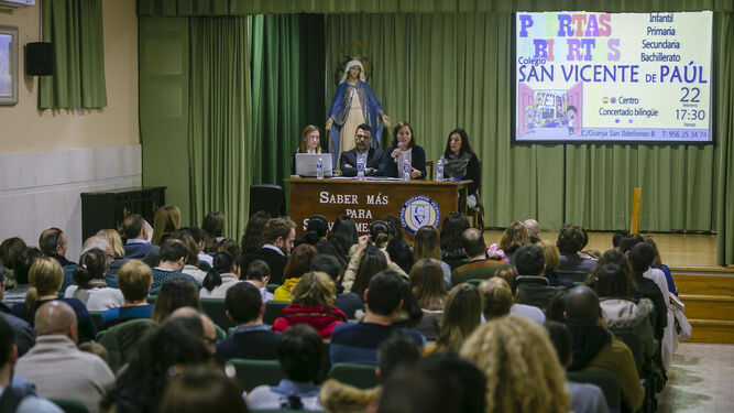 Los asistentes a la charla explicativa en el salón de actos del colegio San Vicente de Paúl.