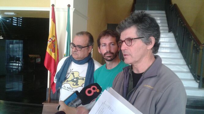Juan Clavero (izq.) con David Moreno y José Antonio Sánchez, ayer en el Ayuntamiento.