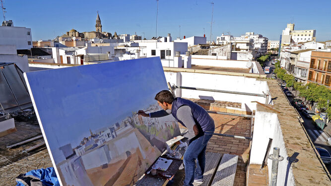 Eduardo Millán trabajando en el lienzo de tres metros de ancho por 1,70 metros de alto que adornará el establecimiento de Only Suites Hoteles en Corredera.
