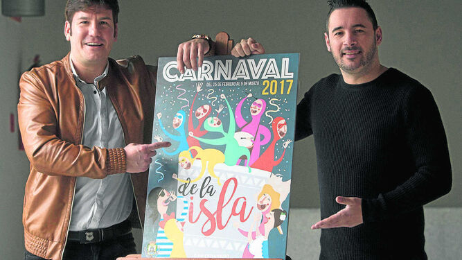 Lucas (i.) y Andy posan con el cartel del Carnaval de La Isla 2017.