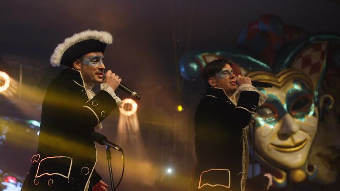 El dúo gaditano Andy y Lucas, anoche, en el auditorio del Parque, al interpretar 'Son de amores' como colofón del pregón del Carnaval.