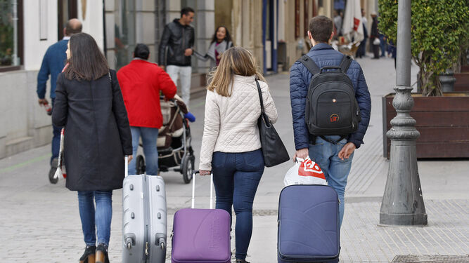 Un grupo de turistas con sus maletas tras su llegada a la ciudad.