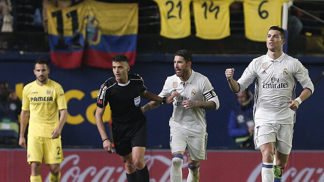 Sergio Ramos se dirige al árbitro, Gil Manzano, tras el polémico penalti que acaba de transformar Cristiano.