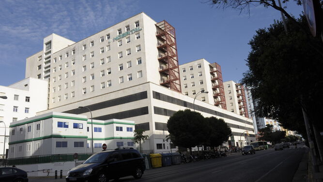 Fachada del Hospital Puerta del Mar de Cádiz.
