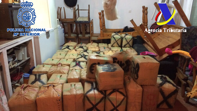 Imagen de las tres toneladas de hachís incautadas dentro de una casa en una barriada de La Línea, el pasado septiembre.