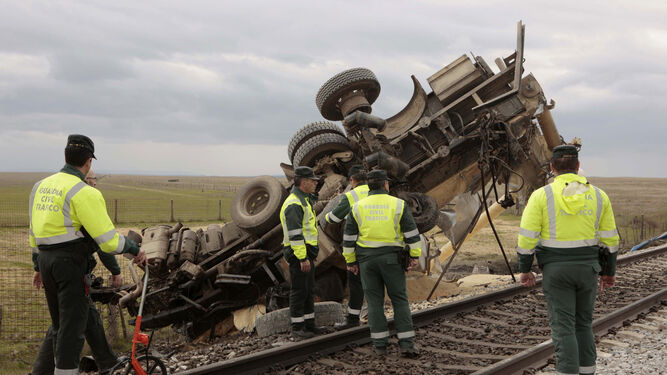 El camión siniestrado, que colisionó con un tren que transportaba 65 pasajeros.