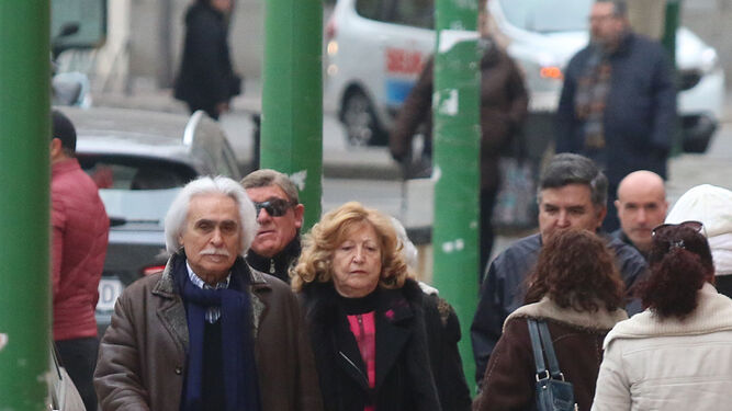 Gómez y su mujer llegan a los juzgados para una vista del juicio.