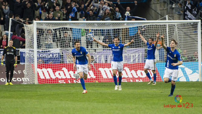 Los jugadores ovetenses celebran uno de los goles que sirvieron para conseguir el último triunfo en casa, con el Getafe como adversario.