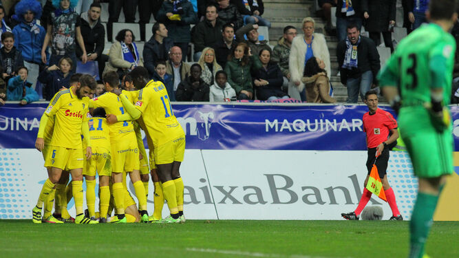 Los amarillos celebran un gol marcado frente al Oviedo.