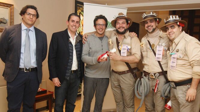 Sergio Corral y el alcalde, entregando el premio a Kike Remolino con sus 'Indiana Jones...'.