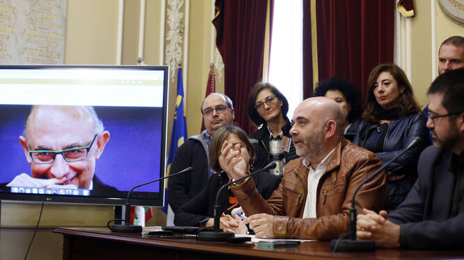 David Navarro explica en qué consiste la red con una imagen del ministro Montoro en una pantalla.