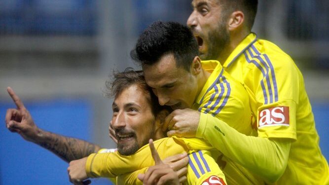 Aitor, Álvaro García y José Mari celebran uno de los golazos marcados por el onubense esta temporada.