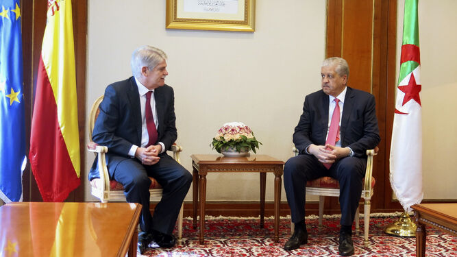 Dastis y el primer ministro de Argelia, Abdelmalek Sellal, ayer en Argel.