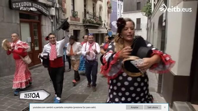 Concursantes andaluces disfrazados de flamencos en las calles de la guipuzcoana Cestona en 'Tú al Norte y yo al Sur'.