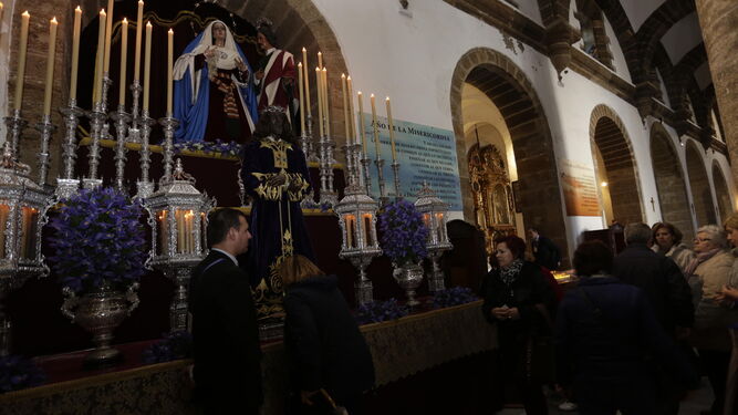 La Dolorosa de la hermandad del Jueves Santo, tras el Cautivo y Rescatado en el altar del besapié del pasado viernes en Santa Cruz.