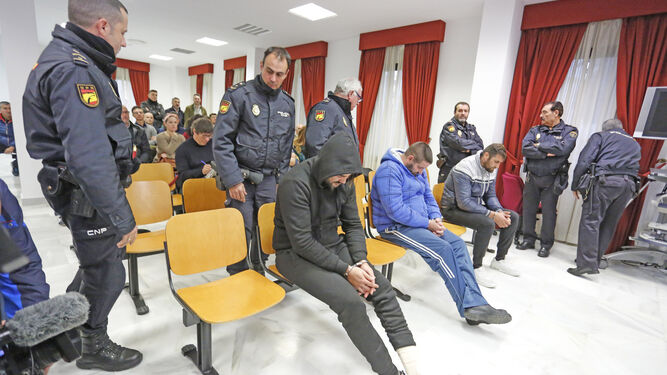 Los hermanos Cachimba, sentados en el banquillo de los acusados, hace unas semanas en la Audiencia de Jerez.