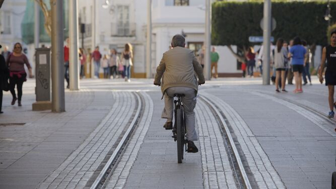 Un ciclista, en una imagen de ayer, circula por la plataforma tranviaria de la calle Real, lo que queda prohibido en la nueva normativa.