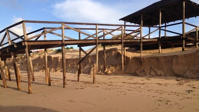 Una imagen de la pérdida de arena por los temporales en el litoral roteño.
