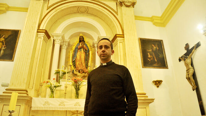Juan Antonio Vital es párroco en Algar y en El Santiscal de Arcos.