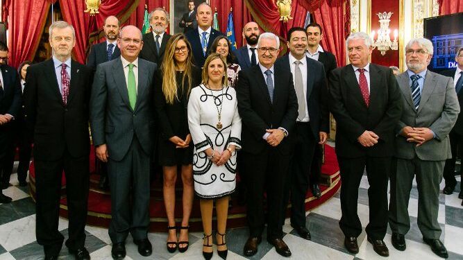 Irene García, presidenta de la Diputación de Cádiz, y Manuel Jiménez Barrios, vicepresidente de la Junta de Andalucía, en una foto de grupo con todos los galardonados este 19M.