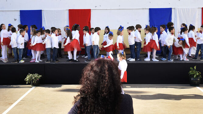 Un grupo de niños cantando ayer en francés en el patio del colegio Reyes Católicos.