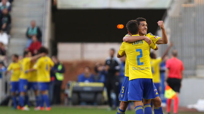 Carpio y Garrido se abrazan en la celebración de una victoria del Cádiz.