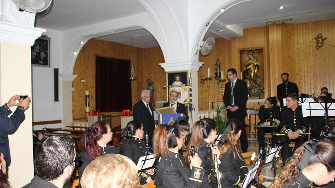 La Asociación Cultural Banda de Música de Barbate participó en el homenaje que recibió el cofrade, Juan Rossi.