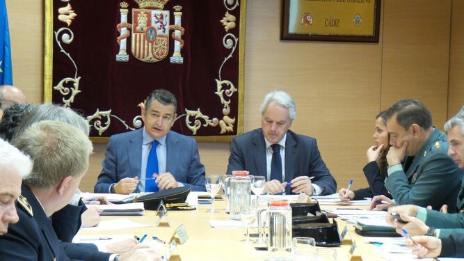 El delegado del Gobierno y el subdelegado en Cádiz, en la reunión de ayer.