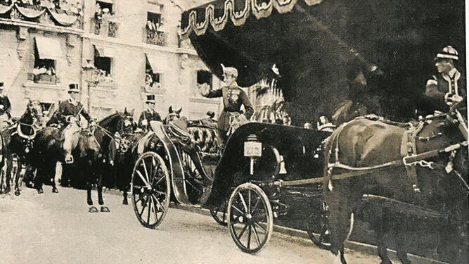 El Rey Alfonso, a su salida del teatro, saluda a los franceses momentos antes del atentado.