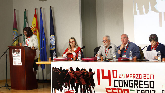 Lola Rodríguez (a la izquierda) interviene en el congreso del sindicato celebrado ayer en Cádiz.