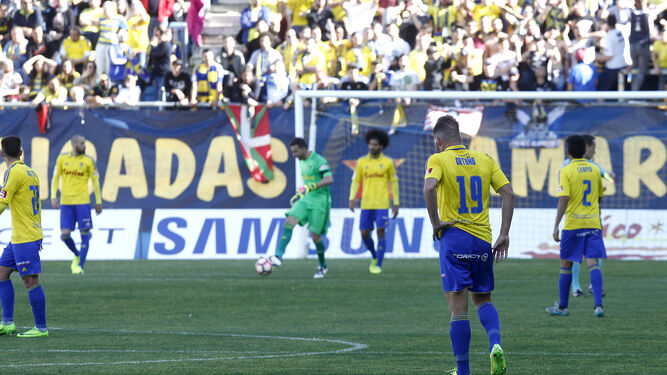 Decepción entre los jugadores del Cádiz tras el gol.
