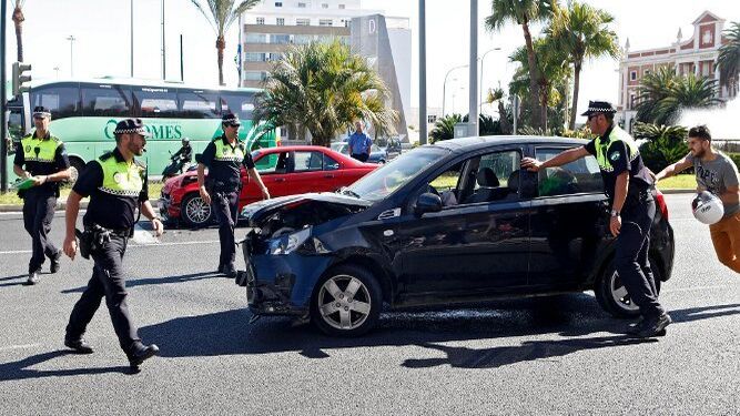 Varios agentes de la Policía Local participan en un dispositivo tras un accidente de tráfico en la plaza de Sevilla.