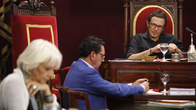 El alcalde, en un Pleno municipal. En primer término, la concejala del PP, Teófila Martínez.