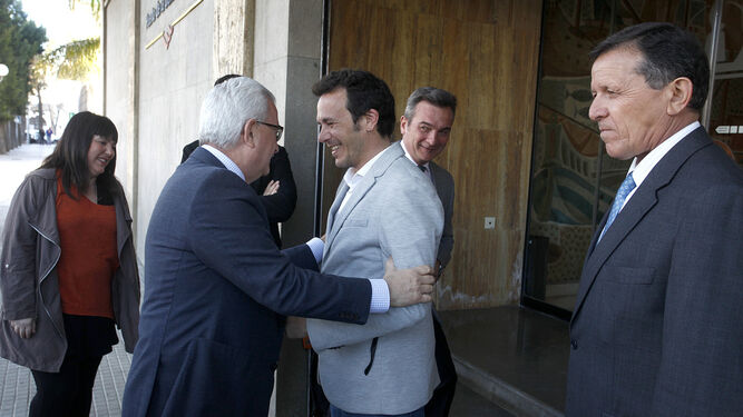 Amistoso saludo del vicepresidente de la Junta y el alcalde de Cádiz, con el rector como testigo.
