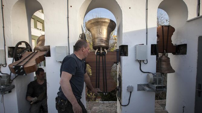 Operarios, ayer, mientras trabajan en la recolocación de las campanas en la capilla de la Vera Cruz.