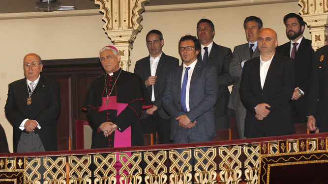 El alcalde, José María González, junto al obispo y al presidente del Consejo en el pregón de la semana Santa 2016.