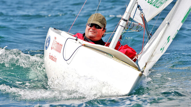 Arturo Montes, deportista paralímpico, en plena regata.