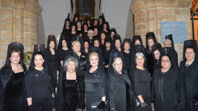 El grupo de mujeres pertenecientes a la asociación del Grupo Gaditano Mujer de Mantilla, durante la VIII Exaltación de la Mantilla, dedicado a Paloma Gómez Borrero, en la Diputación Provincial de Cádiz.