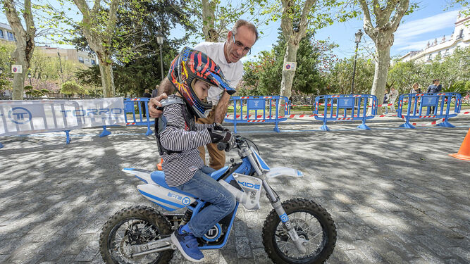 Un niño aprende a manejar una minimoto de cross eléctrica, en un circuito que montó Torrot.