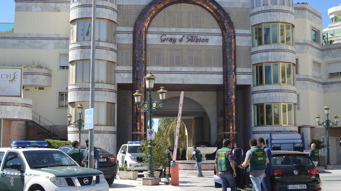Varios agentes de la Guardia Civil, durante la operación ayer en el edificio Gray D'Albion de Marbella.