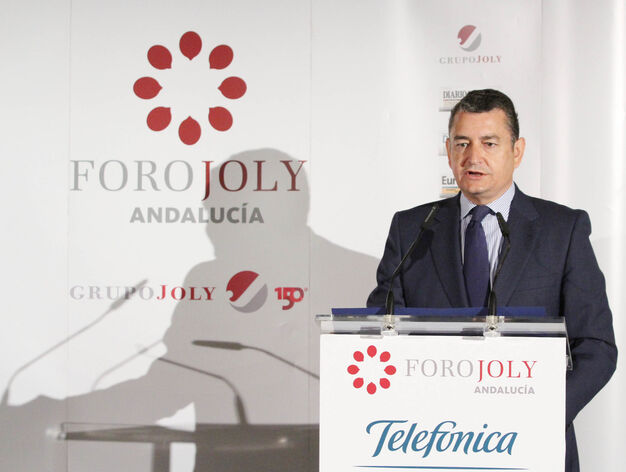 Antonio Sanz, delegado del Gobierno en Andaluc&iacute;a, present&oacute; al conferenciante.