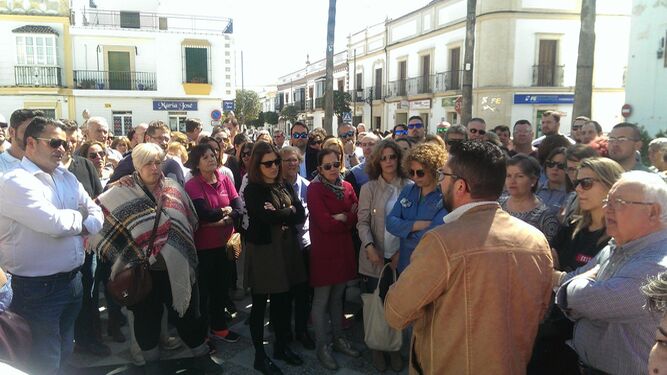 El alcalde, hablando ayer con los comerciantes que se manifestaron en la Plaza del Ayuntamiento.