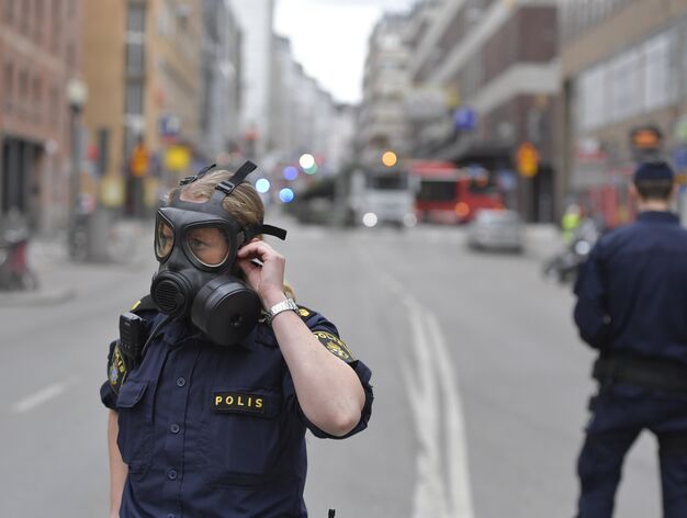 Im&aacute;genes del atentado del cami&oacute;n que ha atropellado a varios peatones en Estocolmo.
