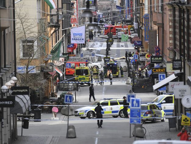 Las im&aacute;genes del atentado del cami&oacute;n que ha arrollado a varios peatones en Estocolmo.jpg