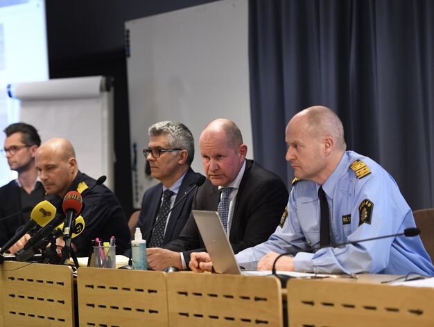 El comisario de la Polic&iacute;a Nacional Anders Thornberg (3d), durante una rueda de prensa tras el atentado en el centro de Estocolmo..jpg